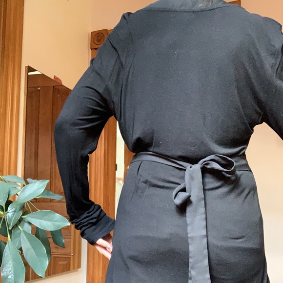 Long sleeve tie-back blouse.  Very good condition.  No flaws. - Picture 7 of 7